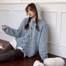 批发2025秋冬韩系拼接条纹连帽牛角扣羊驼毛针织衫保暖长袖毛衣外套女