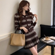 批发翻领条纹针织套装女<b class='q'>春</b>秋季韩系显瘦开衫+短裙两件套温柔通勤毛衣