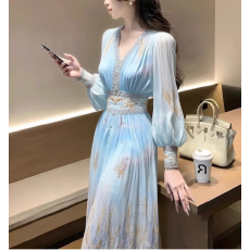 批发茶歇裙子女春季独特漂亮气质高端度假风掐腰蓝色碎花连衣裙