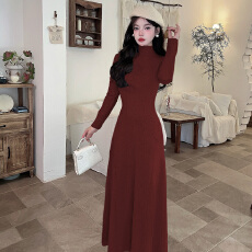 批发红色针织连衣裙女2025<b class='q'>冬</b>季新款高级感气质打底半高领收腰毛衣长裙