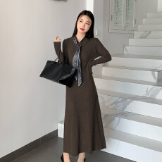 批发实拍慵懒风v领配丝巾长袖针织连衣裙女2026秋冬新款内<b class='q'>百搭</b>毛衣裙