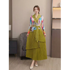 批发三宅东南亚<b class='q'>外贸</b><b class='q'>西装</b>领印花钉珠假两件褶皱不规则裙摆宽松mm连衣裙