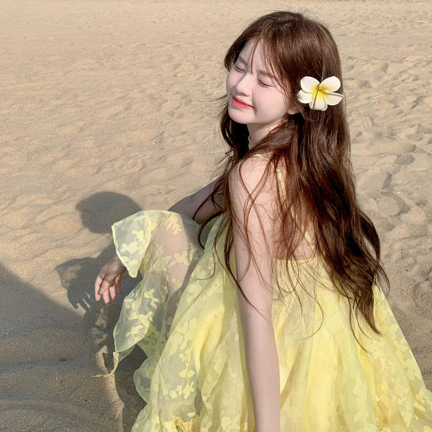 法式黄色吊带连衣裙女夏季2025新款爆款高级感超好看宽松显瘦短裙