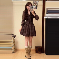 批发法式气质美拉德棕色<b class='q'>V领</b>长袖<b class='q'>连衣裙</b>子女秋冬2025新款内搭波点短裙