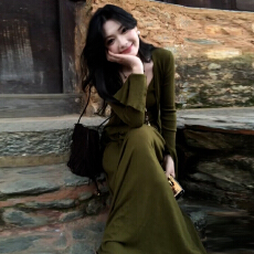 批发巨好看秋冬韩系穿搭一整套2025新款绿色针织吊带连衣裙女三件套装