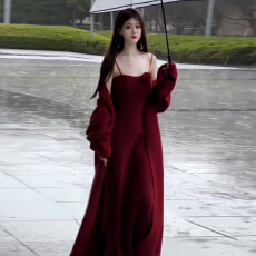 批发红色连衣裙子女秋冬季2025新款圣诞穿搭一整套装<b class='q'>吊带</b>长裙跨年战袍