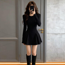 批发法式赫本风<b class='q'>黑色</b>长袖连衣裙女秋冬季2025新款内搭打底收腰a字短裙