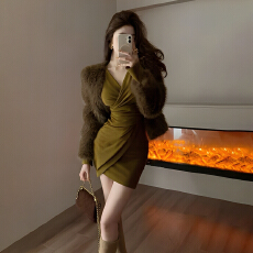 批发2025新款绿色v领内搭长袖连衣裙子秋冬季高级感御姐收腰包臀短裙