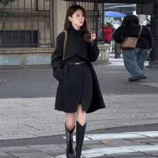 批发高级感黑色赫本斗篷毛呢连衣裙子女秋冬季2025新款<b class='q'>英伦</b><b class='q'>风</b>套装短裙