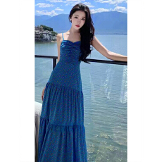 批发海边度假蓝色<b class='q'>碎花</b>吊带连衣裙子女夏2026新款绝美收腰露背春秋长裙