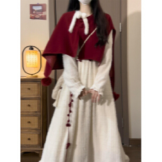 批发2026<b class='q'>冬</b>季氛围感穿搭红色斗篷披肩白色连衣裙子女新年战袍套装长裙