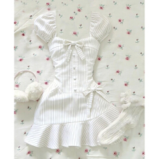 批发韩系白色<b class='q'>条纹</b>方领连衣裙子女夏2026新款收腰显瘦白月光泡泡袖<b class='q'>短裙</b>