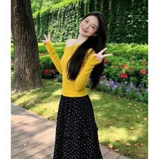 批发韩系巨好看ootd穿搭一整套早春2026新款黄色斜肩t恤女半身裙套装