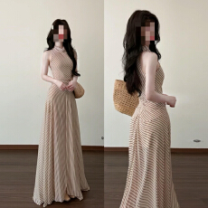 法式轻熟风高级感气质杏色条纹挂脖连衣裙女夏季收腰荡领度假长裙