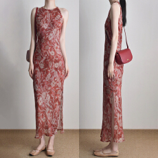 批发法式<b class='q'>复古</b>红色印花挂脖连衣裙子女夏季2026无袖高腰显瘦度假风<b class='q'>长裙</b>