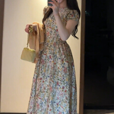 批发初夏法式短袖<b class='q'>碎花</b>连衣裙子女夏季2026新款高级感收腰显瘦气质长裙