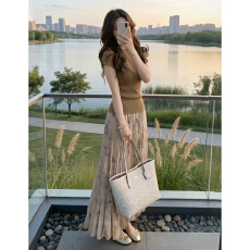 批发2026新款韩系修身显瘦正肩针织短袖上衣女夏季<b class='q'>碎花</b>百褶半身裙套装