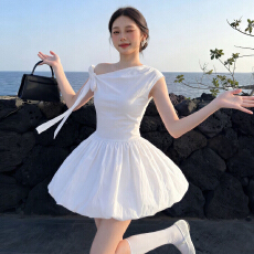 夏日绝美斜肩白色连衣裙子女夏季2026年新款法式特别漂亮花苞短裙