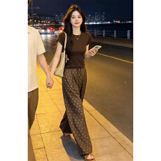 批发2026新款超火减龄一整套咖色短袖<b class='q'>上衣</b>女夏今年流行爆款阔腿<b class='q'>裤</b><b class='q'>套装</b>