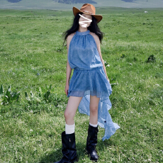 青甘西北大环线穿搭新疆度假风蓝色连衣裙夏季无袖挂脖不规则短裙