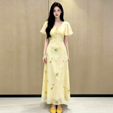 批发法式温柔风黄色V领碎花<b class='q'>连衣裙</b>女夏季2026新款高级感气质收腰长裙
