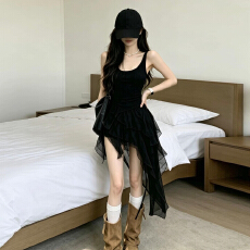 批发韩系赫本风黑色吊带<b class='q'>连衣裙</b>女收腰不规则网纱<b class='q'>拼接</b>显瘦气质小黑裙夏