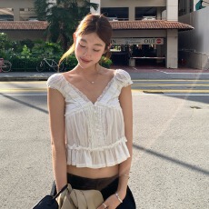 批发Ranwear 需要一件娇娇的 法式蕾丝多工艺v领露背清透荷叶边小衫