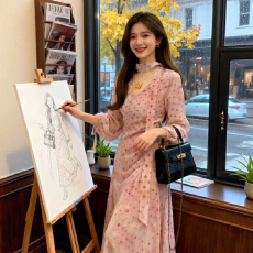 批发法式温柔粉色<b class='q'>波点</b>V领长袖<b class='q'>连衣裙</b>女秋季高级感收腰显瘦打底长裙子