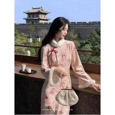 批发凌茜恣禾10.25绯烟新中式粉竹叶印花<b class='q'>改良</b><b class='q'>旗袍</b>秋冬加厚丝绒连衣裙