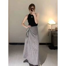 批发法式气质黑色针织挂脖女<b class='q'>夏季</b>外穿修身上衣黑白格半身裙套装