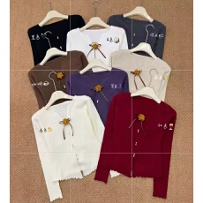 批发立体花朵v领长袖<b class='q'>针织衫</b>女2025新款早秋季不规则收腰显瘦打底毛衣