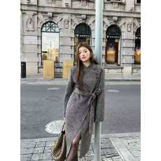 批发高定<b class='q'>街头</b>时髦氛围感斜襟正肩收腰中长款羊毛外套（配羊毛大围巾）