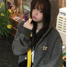 批发薄款欧韩时尚设计新款长袖条纹百搭宽松<b class='q'>卫衣</b><b class='q'>女</b>