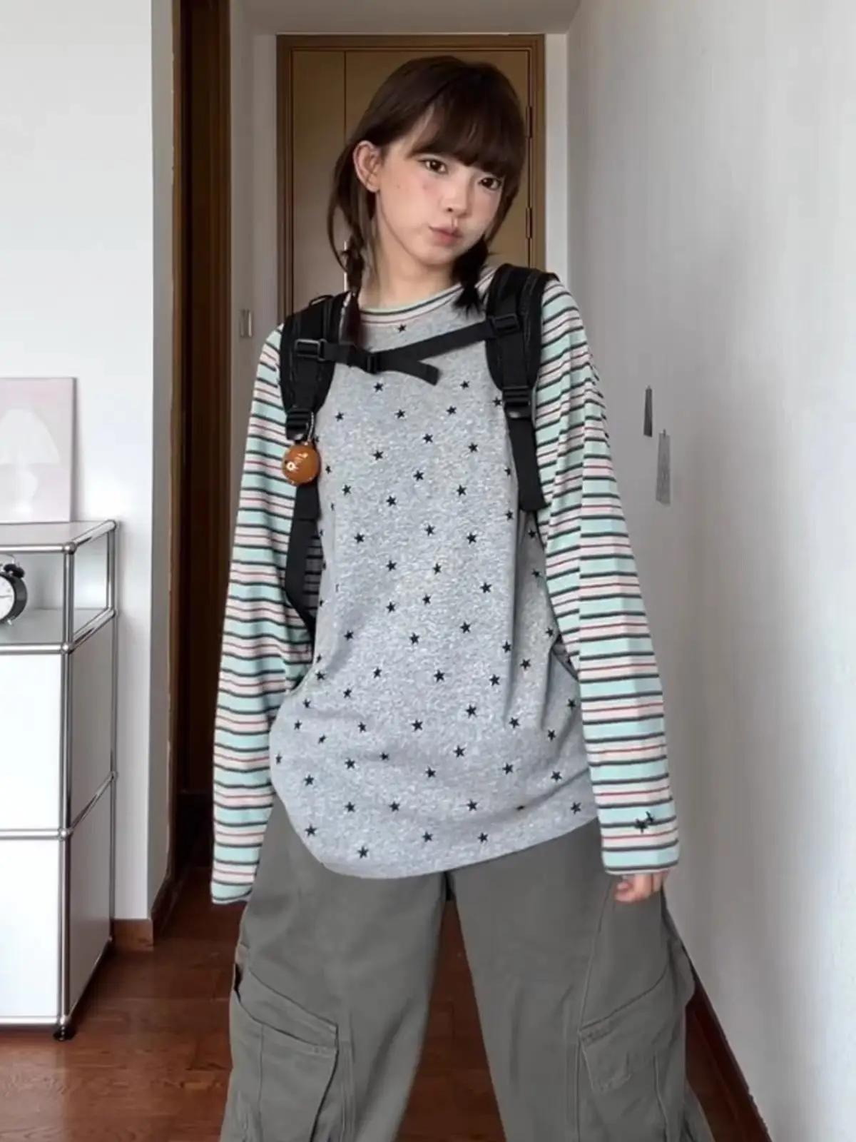 자수 배지 디테일 긴소매 스트라이프 티셔츠 상세 이미지 4