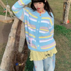批发已出货<b class='q'>甜美</b>少女感彩虹条纹圆领开衫毛衣女秋季新款撞色慵懒针织衫