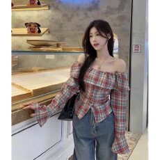 批发荷叶边格子衬衣一字领露肩喇叭袖春秋新款复古显瘦短款辣妹衬衫女