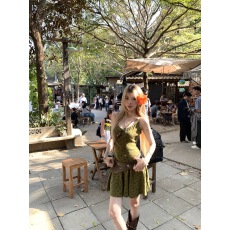 辣妹V领吊带裙夏季2026新款女显瘦碎花绿色度假连衣裙子