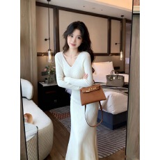 批发轻熟优雅风杏色长袖针织<b class='q'>连衣裙</b>女秋冬高级感内搭打底毛衣长裙