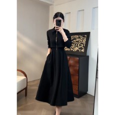 批发2026秋冬新款高级小黑裙拼接假两件设计polo领显瘦连衣裙