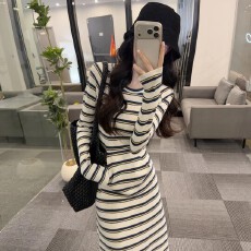批发OS&oneshow韩版高级感条纹圆领长袖连衣裙轻熟风收腰包臀<b class='q'>长裙</b>