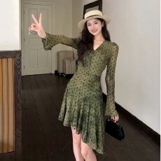 批发复古感V领波点<b class='q'>连衣裙</b>女长袖收腰修身气质简约高级设计感减龄裙子
