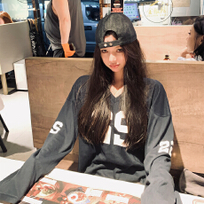 titi小姐姐美式少女长袖T恤女秋美式复古V领宽松字母印花上衣