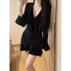 批发V领针织连衣裙女秋荷叶边喇叭袖修身法式小黑裙