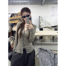 批发美式复古设计感格纹扭结长袖针织衫女装秋季别致减龄修身显瘦上衣