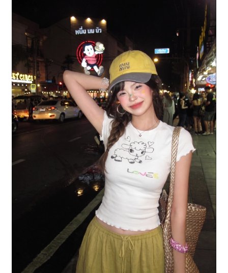 한 부서 어린 양 프린트 긍정적 인 어깨 티셔츠 여성 여름 착용 가져 가라. 핑크색 반팔 몸매 가꾸기 슬림해 보이는 디자인 센스 쇼트 스타일 맨위