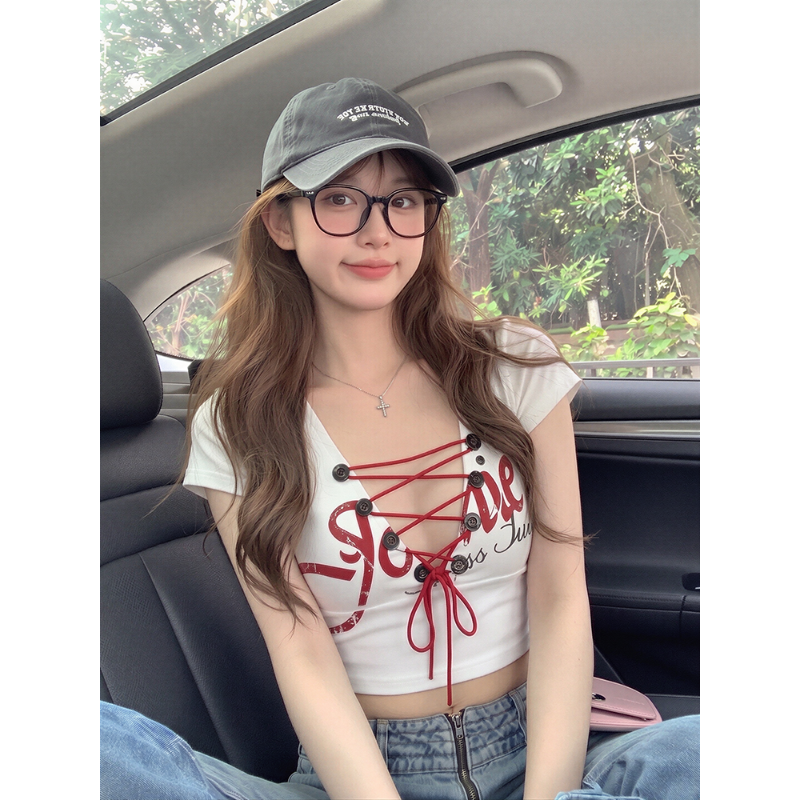 뜨거운 디자인 센스 십자가 홀로우 아웃 버클 장식 반팔 티셔츠 여성 여름 몸매 가꾸기 슬림해 보이는 디자인 쇼트 스타일 이슬 뼈의 맨위