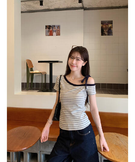 한 부서 스트라이프 비스듬한 어깨 반팔 티셔츠 여성 여름 느긋한 센스 몸매 가꾸기 슬림해 보이는 오프숄더 쇼트 스타일 맨위