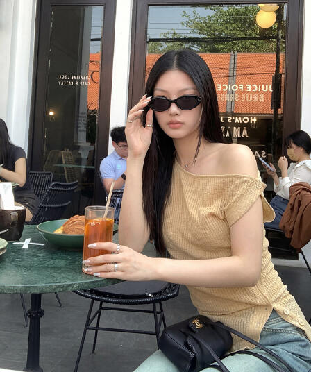 비스듬한 어깨 비틀림 반팔 측면 단추 니트 맨위 여성 봄 여름 시즌 불규칙 디자인 센스 몸매 가꾸기 슬림해 보이는 티셔츠