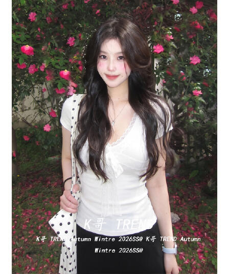 핫걸 바람 레이스 조각 V넥 반팔 티셔츠 여성 여름 디자인 센스 스트랩 몸매 가꾸기 슬림해 보이는 순수한 욕망 작은 맨위 트렌디