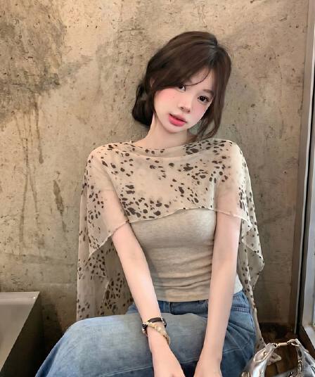 레오파드 무늬 숄 민소매 티셔츠 여성 여름 프랑스식 허리 수축 몸매 가꾸기 슬림해 보이는 디자인 센스 순수한 욕망 페이크 레이어드 쇼트 스타일 맨위